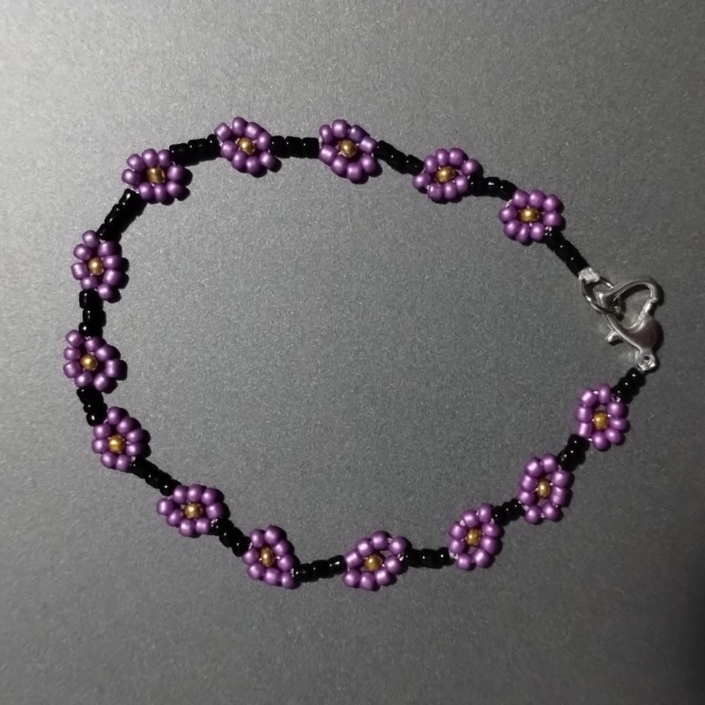 Purple 💜 black 🖤 and gold 🪙 handmade beaded daisy bracelet